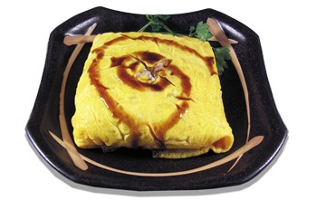 yaki meshi riso saltato con verdura e gamberetti avvolto in crepes d uovo menu giapponese bologna