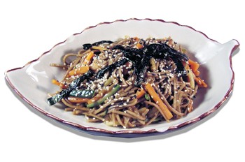 yaki soba spaghetti di grano saraceno con gamberi e verdura menu giapponese bologna